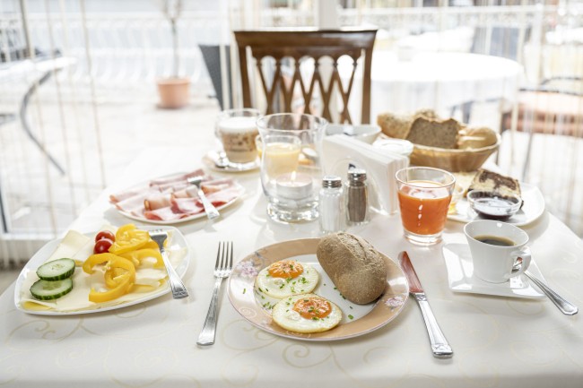 Freundlich gedeckter Fr&uuml;hst&uuml;ckstisch
