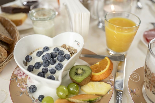 Frisches Obst und Joghurt zum Fr&uuml;hst&uuml;ck