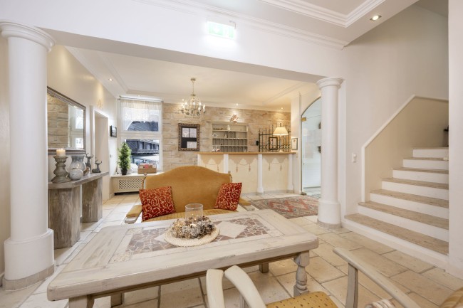 Helle und einladende Hotellobby