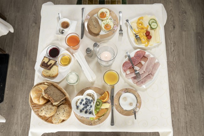 Freundlich gedeckter Fr&uuml;hst&uuml;ckstisch