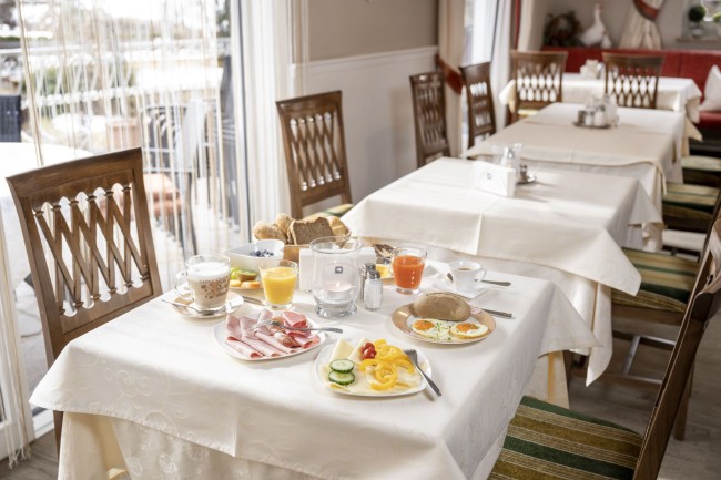 Freundlich gedeckter Fr&uuml;hst&uuml;ckstisch
