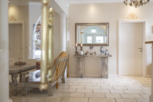 Helle und einladende Hotellobby