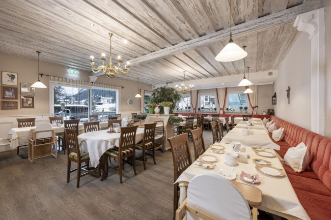 Ger&auml;umiger und heller Fr&uuml;hst&uuml;cksraum