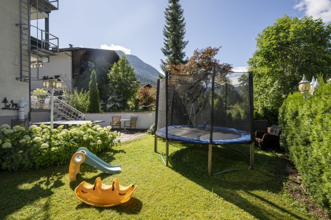 Sommerurlaub im Hotel Keil - Sonnengarten mit Trampolin f&uuml;r Kinder