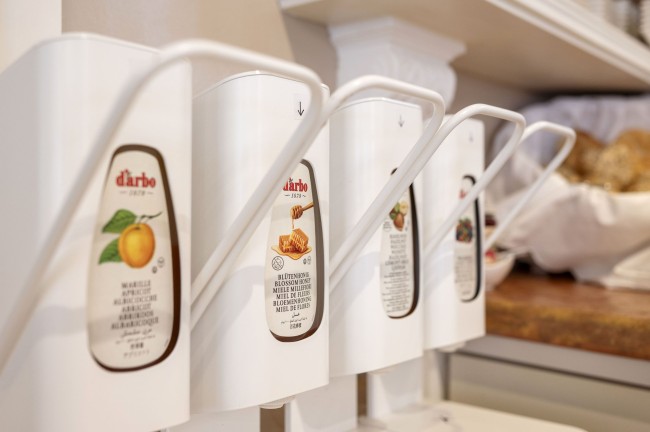 Verschiedene Marmeladen im hygienischen und umweltfreundlichen Spender