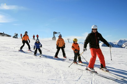 Ski lessons for beginners and experienced skiers