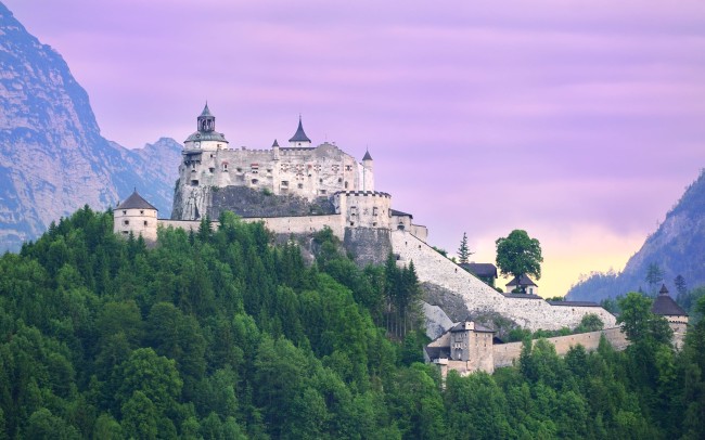 Erlebnisburg Hohenwerfen mit Landesfalknereimuseum und Greifvogelschau &copy; Shutterstock
