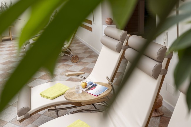 Gem&uuml;tliche Liegen im Ruhebereich mit Sonnendach im Wintergarten