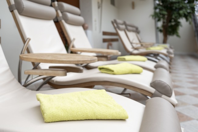 Gem&uuml;tliche Liegen im Ruhebereich mit Sonnendach im Wintergarten