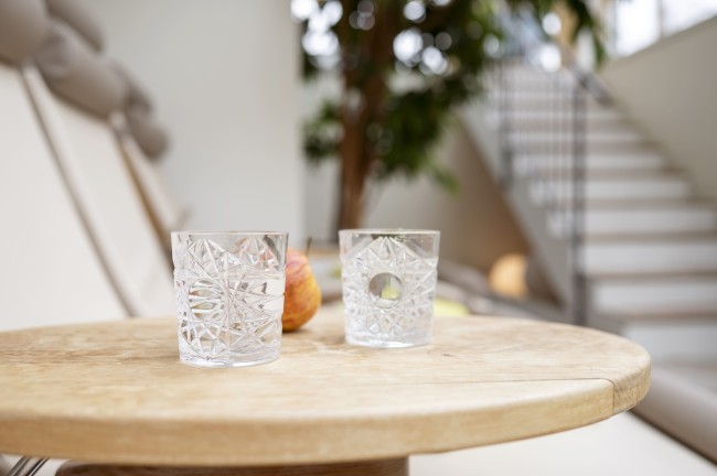 Gem&uuml;tliche Liegen im Ruhebereich mit Sonnendach im Wintergarten