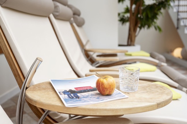 Gem&uuml;tliche Liegen im Ruhebereich mit Sonnendach im Wintergarten