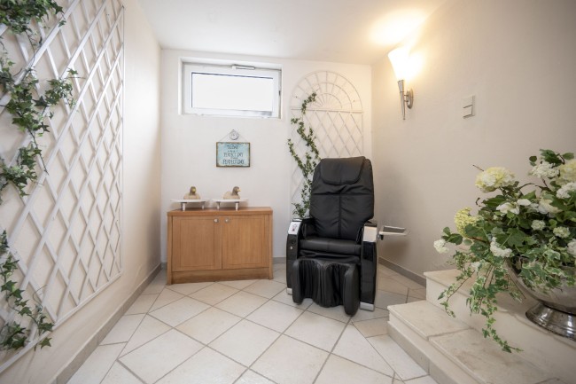 Massagesessel im Wellnessbereich