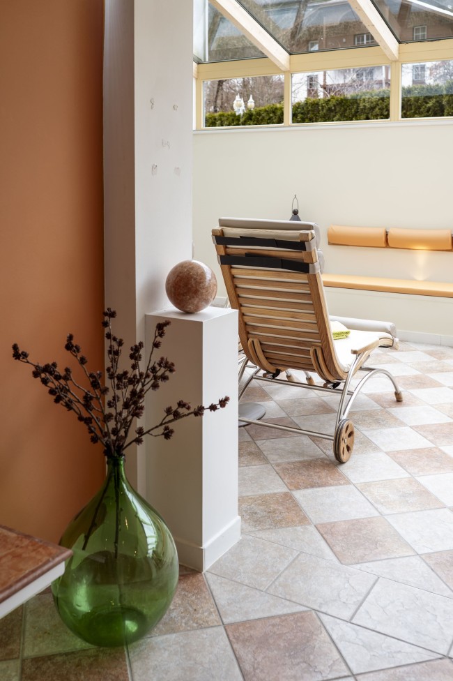 Gem&uuml;tliche Liegen im Ruhebereich mit Sonnendach im Wintergarten