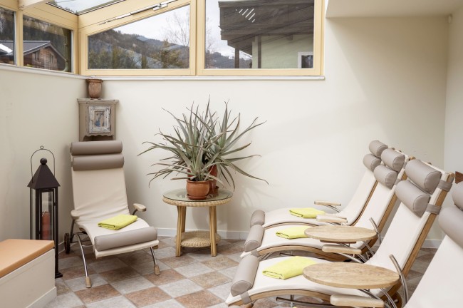 Gem&uuml;tliche Liegen im Ruhebereich mit Sonnendach im Wintergarten