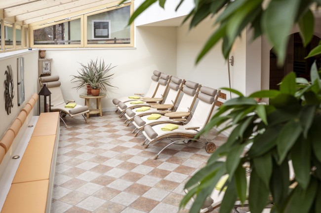 Gem&uuml;tliche Liegen im Ruhebereich mit Sonnendach im Wintergarten